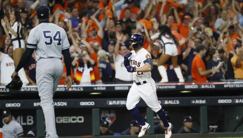 AP Chapman observa como Altuve recorre las bases
