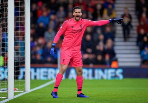 AP Alisson durante un partido del Liverpool