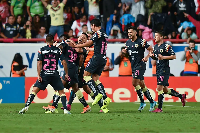 Jugadores del América celebran un gol contra Necaxa
