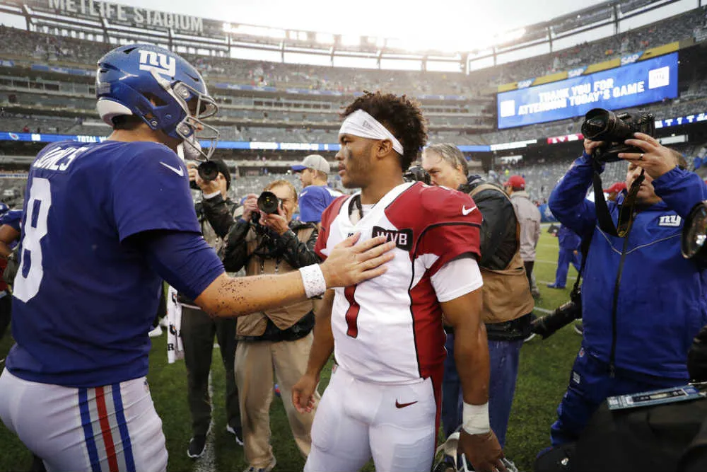 AP Daniel Jones saluda a su rival tras el partido