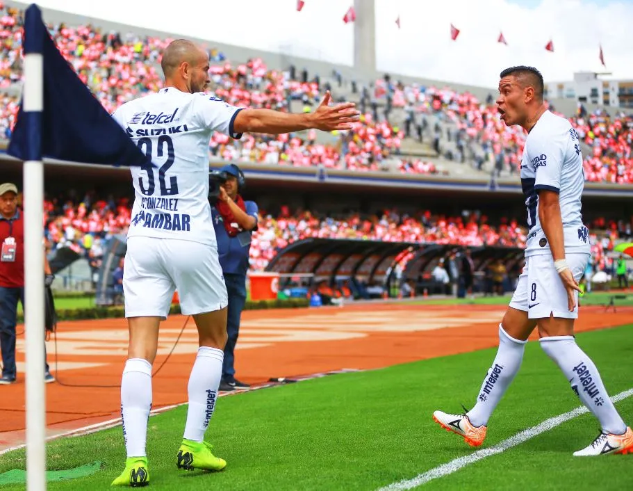 Carlos González festeja una anotación