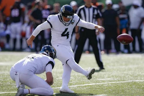 Josh Lambo patea un gol de campo