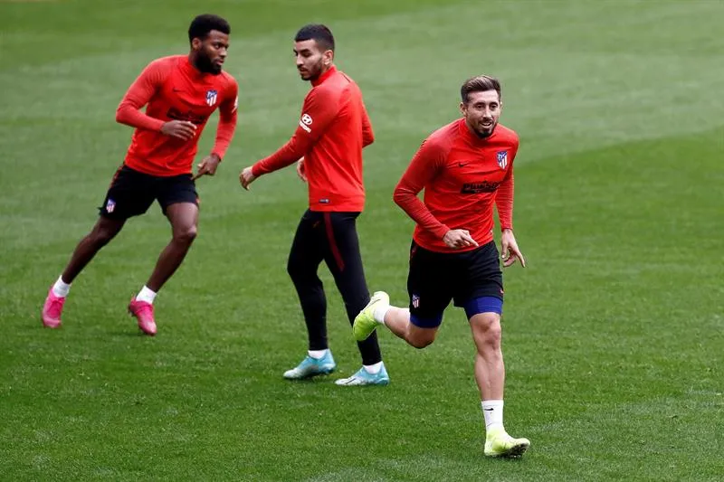Héctor Herrera entrenando con sus compañeros