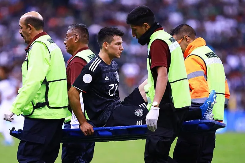 IMAGO7 Chucky Lozano sale en camilla del duelo con el Tri