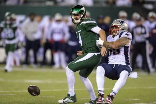 AP Sam Darnold pierde el balón durante el partido