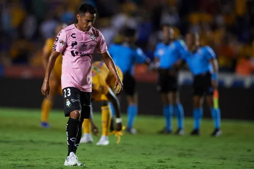 Gallito Vázquez durante un juego de Santos