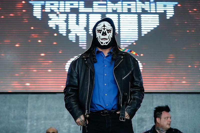 La Parka en un evento de Triple A