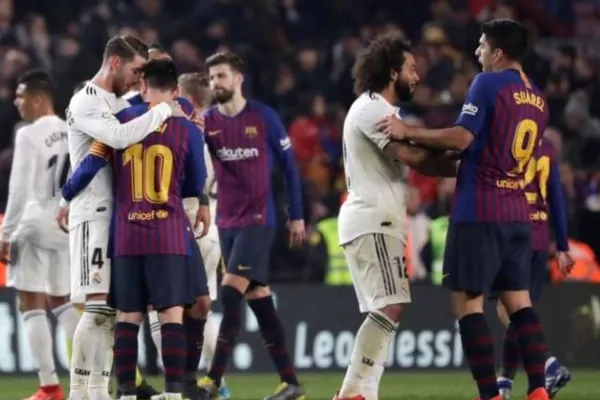 Jugadores del Madrid y el Barcelona durante el Clásico