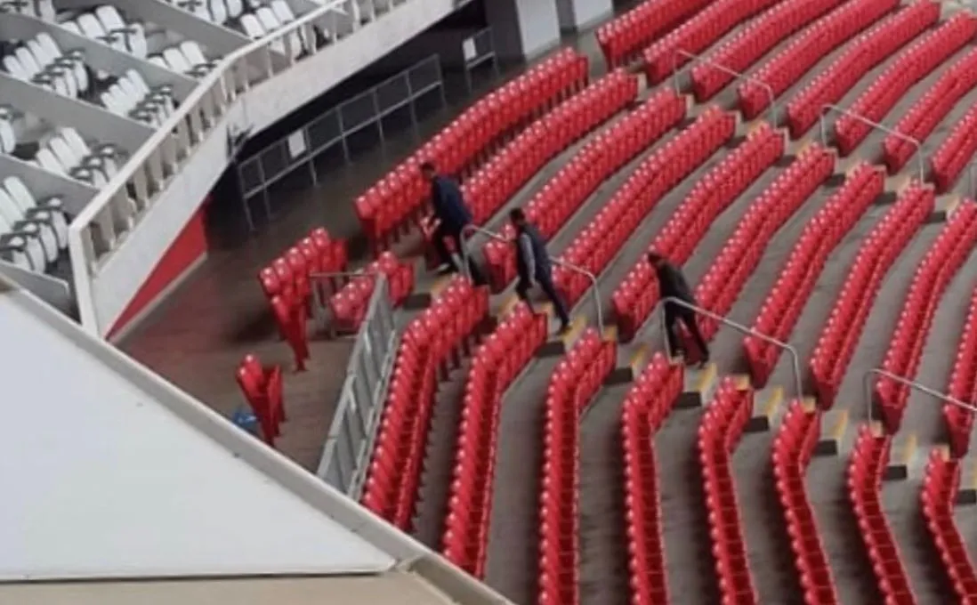 TWITTER @SanCadilla Peláez camina por las grades del AKRON