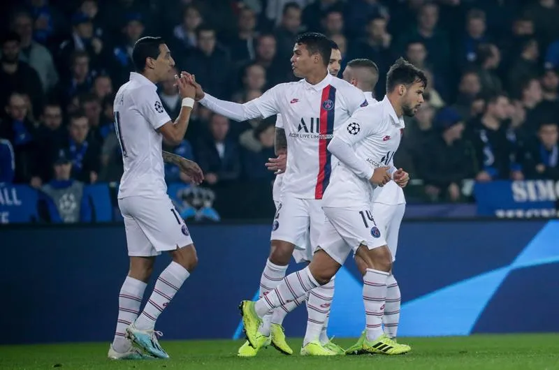 Jugadores del PSG festejan un gol vs Brujas