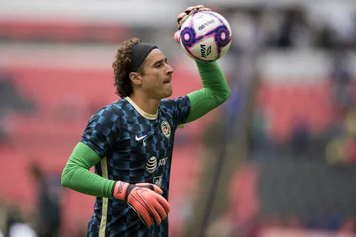 Guillermo Ochoa antes de un partido del América