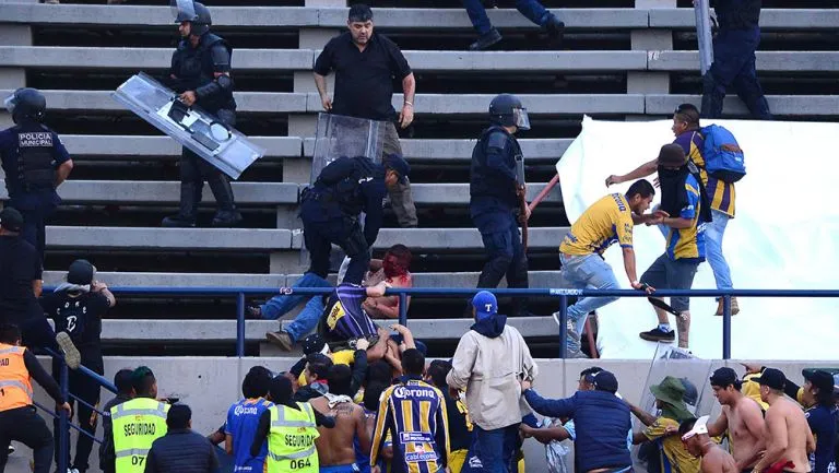MEXSPORT Aficionados, golpeándose en la tribuna del Alfonso Lastras