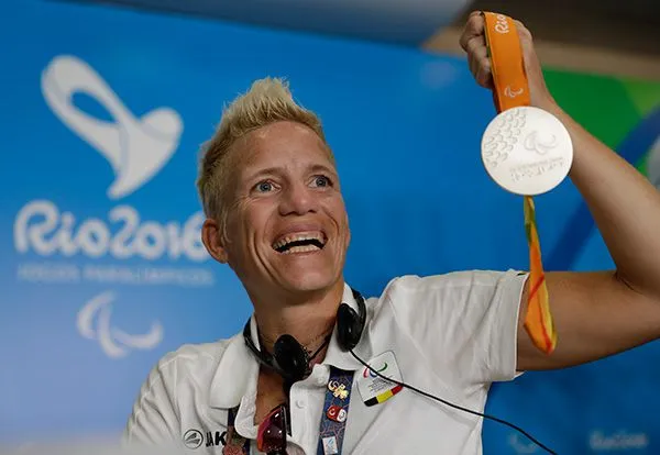 AP Marieke Vervoort presume una de sus medallas en 2016