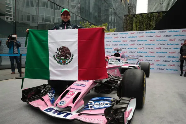 DANIEL GÁMEZ Checo Pérez posa con su casco y monoplaza