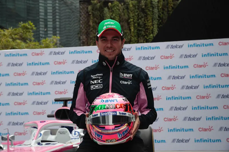 DANIEL GÁMEZ Checo Pérez posa con su casco