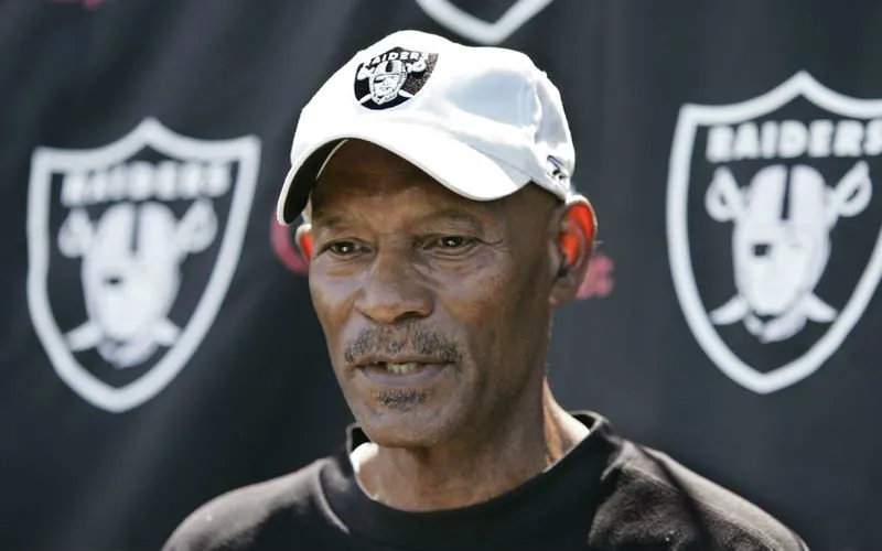 AP Willie Brown durante una conferencia de los Raiders