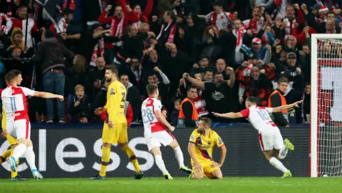 Jugadores del Slavia Praga festejan un gol contra el Barcelona