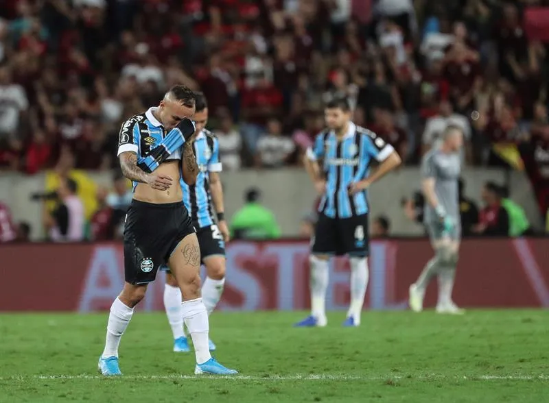 Jugadores de Gremio cabizbajos tras perder ante Flamengo