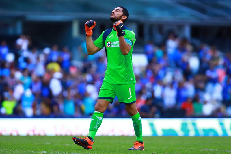 Corona festeja un tanto de La Máquina en el Azteca