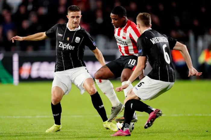 TWITTER @PSV Bergwijn, durante el partido de Europa League