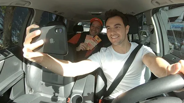 No faltaron las fotos de Checo Pérez con los usuarios