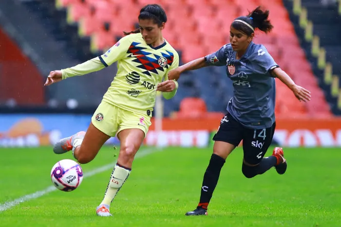 IMAGO7 Alondra González y Claudia Sánchez, durante el partido