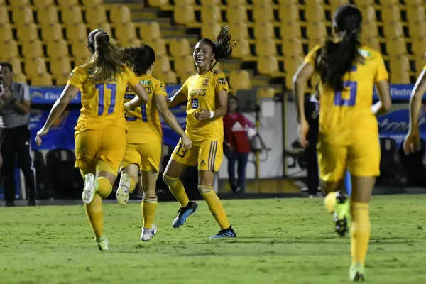 IMAGO7 Jugadoras de Tigres Femenil festejan en gol vs León