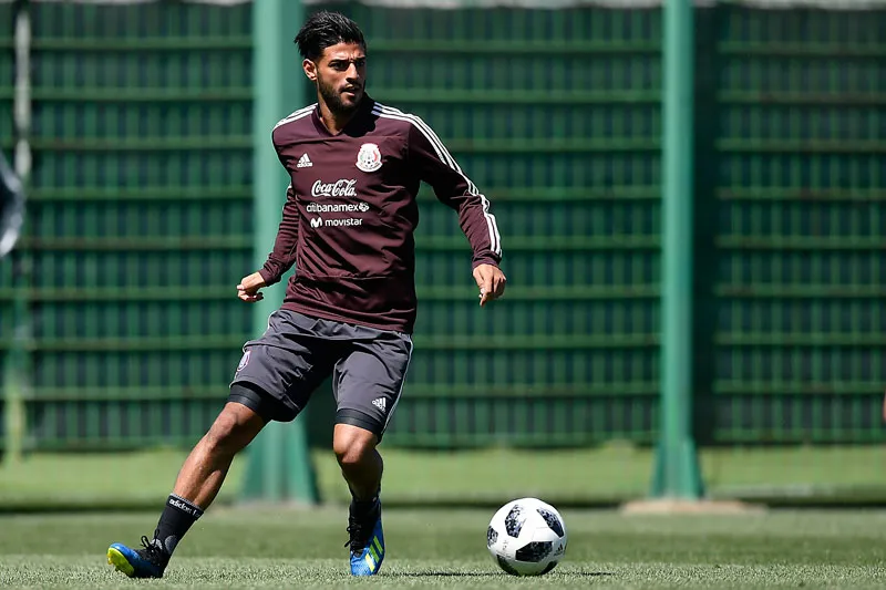 IMAGO7 Carlos Vela conduce el balón en un entrenamiento del Tri