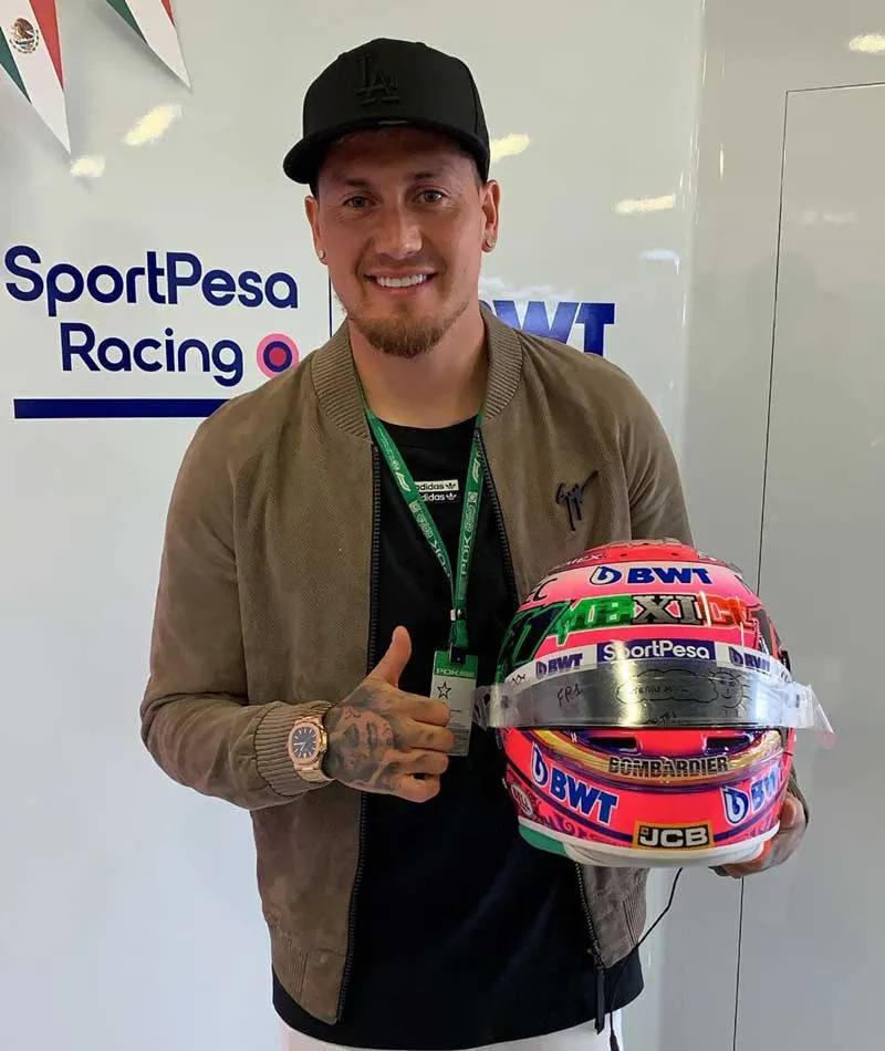 Nico Castillo posa con un casco de la escudería de Checo Pérez