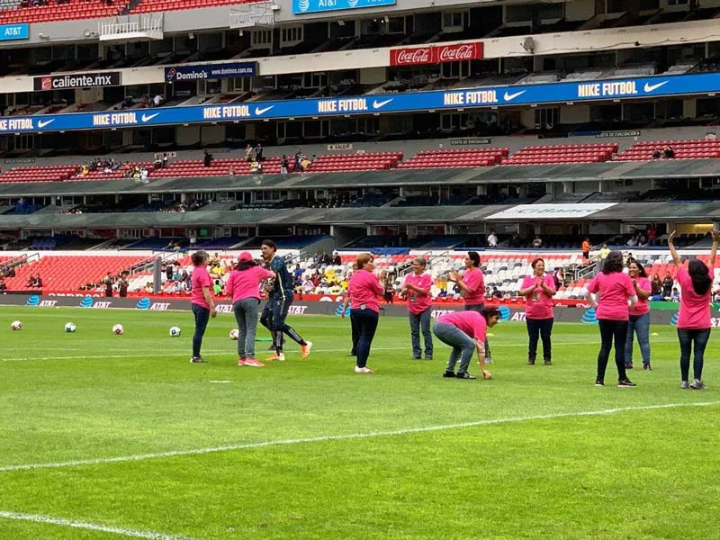 Aficionadas del América en la cancha del Estadio Azteca