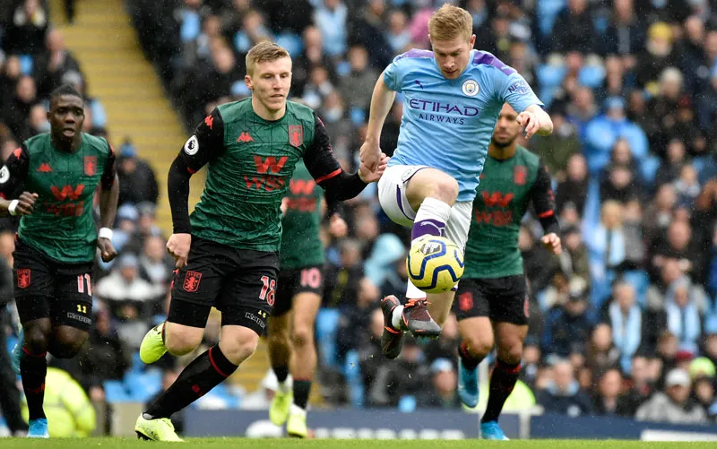 AP Kevin De Bruyne se quita a un rival del Aston Villa
