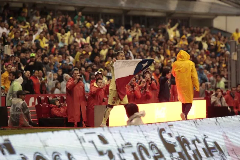 DANIEL GÁMEZ Nico Castillo festejó con la bandera de Chile