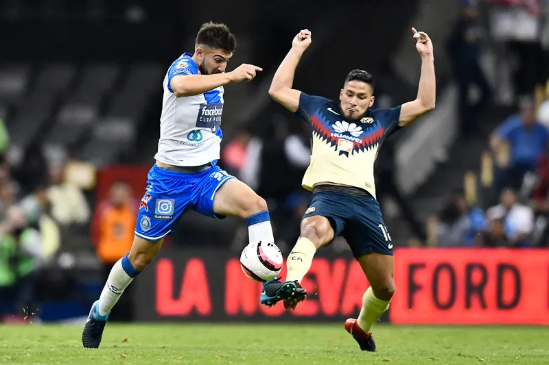 IMAGO7 Cavallini pelea un balón con Bruno Valdez