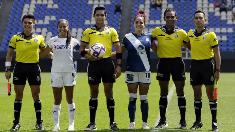 IMAGO7 Protocolo previo al partido entre Puebla y Cruz Azul femenil