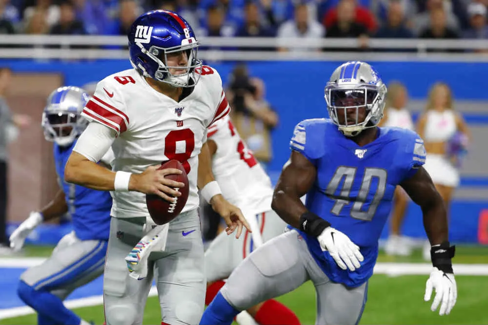 AP Daniel Jones se prepara para lanzar el ovoide