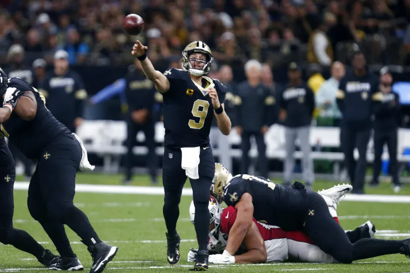 AP Drew Brees lanza el ovoide en su regreso con los Saints