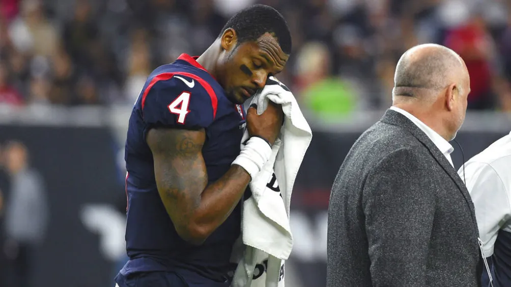 AP Deshaun Watson se limpia la sangre del golpe que recibió