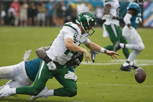 Sam Darnold suelta el balón en el partido