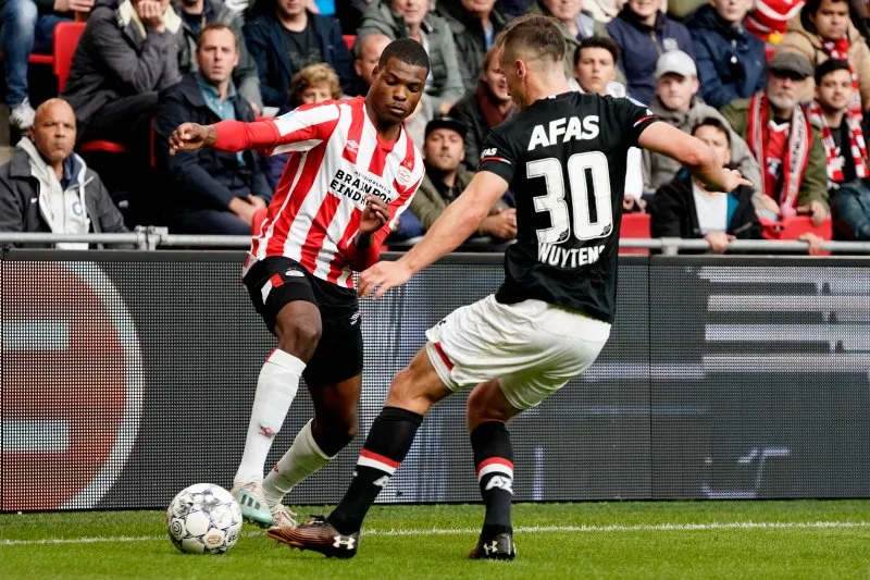 TWITTER @PSV Acciones del duelo entre PSV y AZ Alkmaar