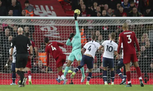 AP Gazzaniga ataja un remate del Liverpool