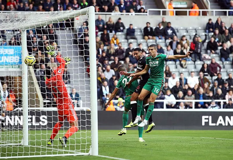 AP Rui Patriocio no logra detener el remate de Jamaal Lascelles