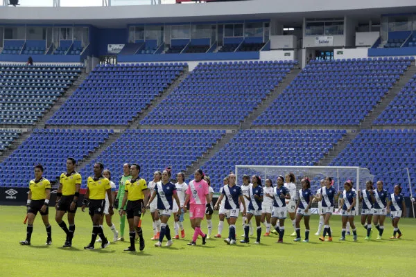 IMAGO7 Protocolo previo al partido entre Puebla y Cruz Azul femenil