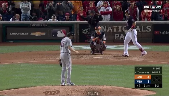 Momento en el que las aficionadas muestran sus senos