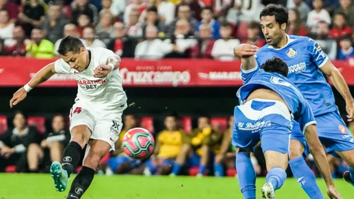 TWITTER @SEVILLAFC Chicharito, en un partido del Sevilla
