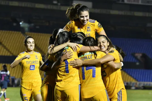 Jugadoras de Tigres festejan un gol