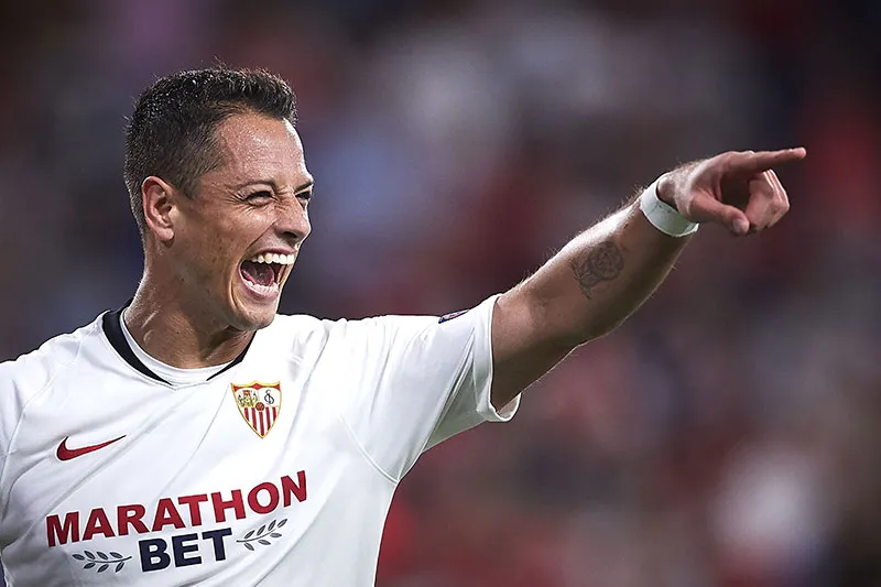 Chicharito sonríe al festejar un gol con Sevilla