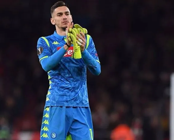 Alex Meret aplaude durante un juego con el Nápoli