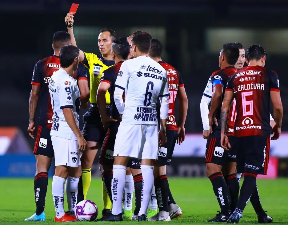 IMAGO7 Ánderson Santamaria es expulsado por una polémica jugada