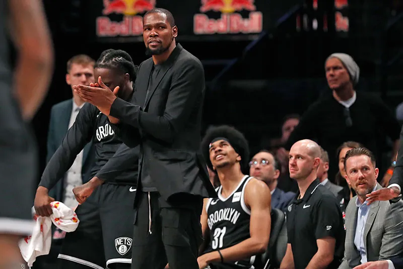 Kevin Durant aplaude a sus compañeros en un partido de los Nets