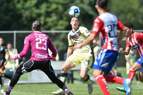 Federico Viñas busca el balón durante el partido
